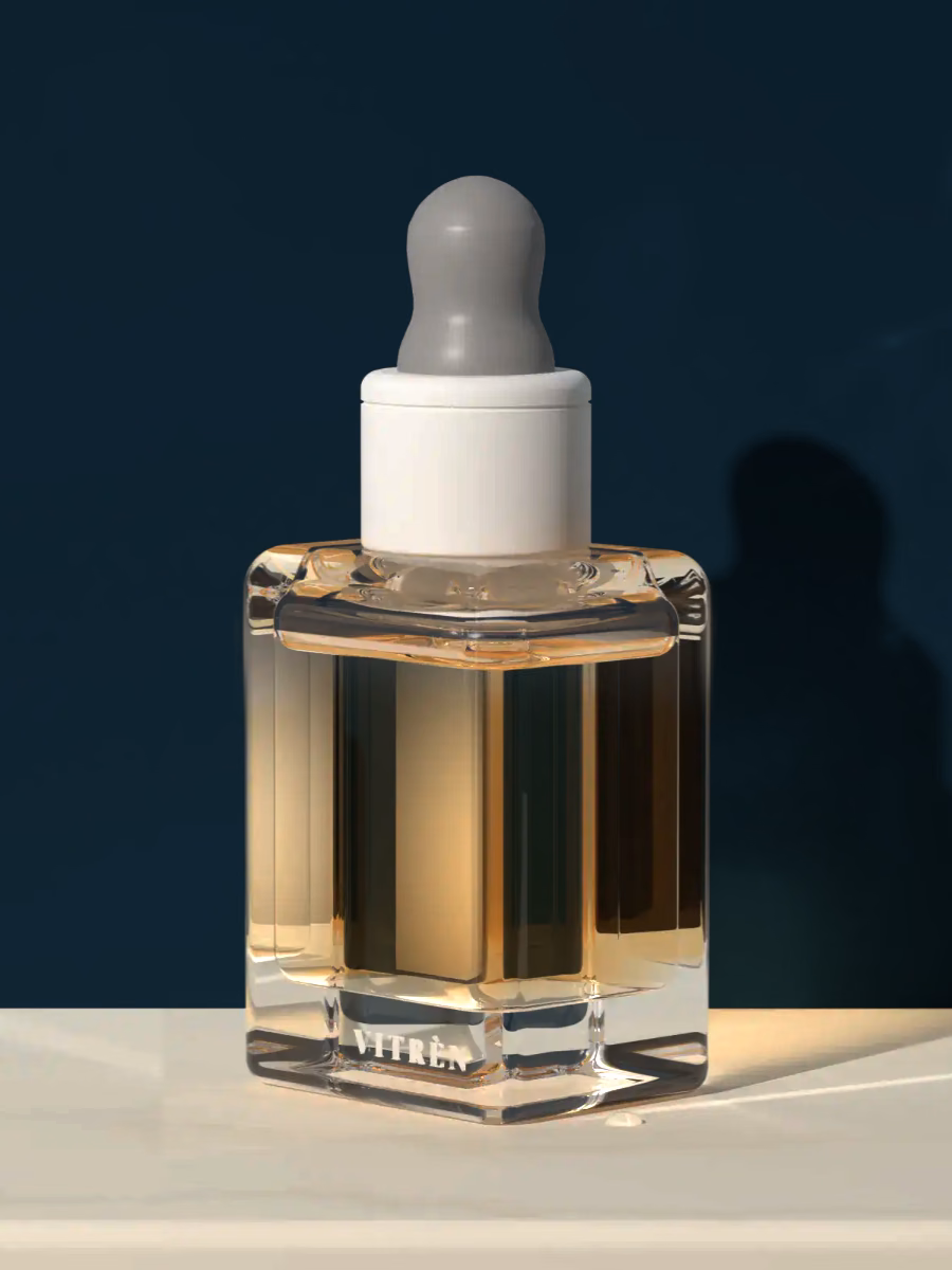 The Sérum 1.47 bottle turned 45 degrees: the page shows sharp through its clear window.